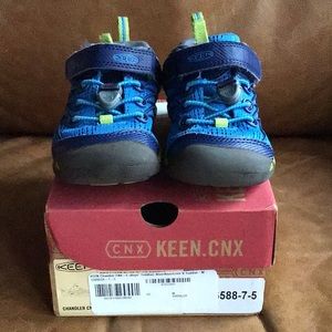 Keen toddler size 9 tennis shoe